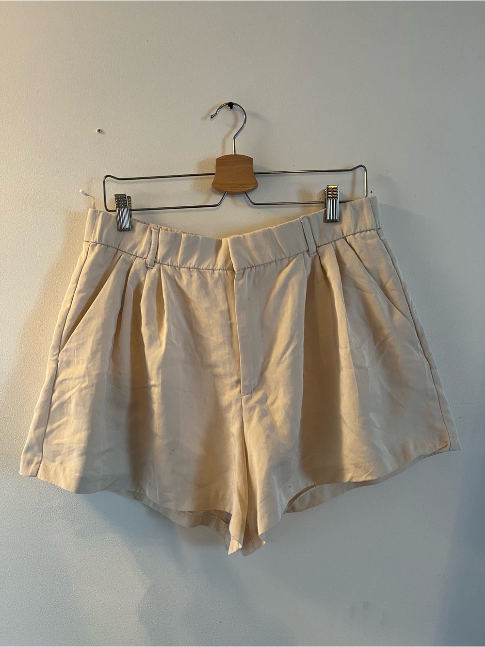Women's Cream High-Waist Pleated Shorts Zara